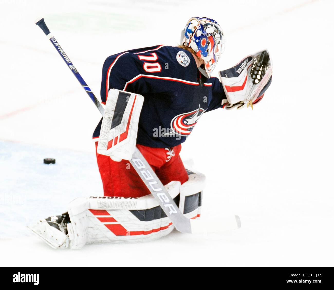 21 novembre 2019: Il portiere dei Columbus Blue Jackets Joonas Korpisalo (70) durante i warm up prima di affrontare i Detroit Red Wings nella loro partita a Columbus, Ohio. Brent Clark/CSM(immagine di credito: &Copy; Brent Clark/CSM tramite cavo ZUMA) Foto Stock
