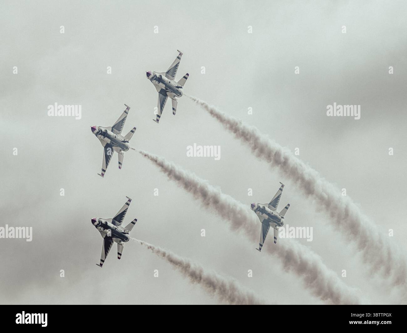 Quattro Thunderbirds della United States Air Force eseguono una stretta manovra di formazione di diamanti in F-16 Fighting Falcons durante uno spettacolo aereo a McGuire Air Force B. Foto Stock