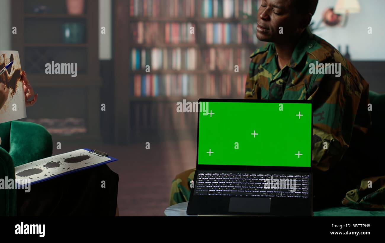 I militari studiano Rorschach Inkblot illustrazione accanto allo schermo verde in terapia con psicologo, affrontando i problemi di PTSD e recupero da trauma. Supporto psicologico. Telecamera B.. Foto Stock