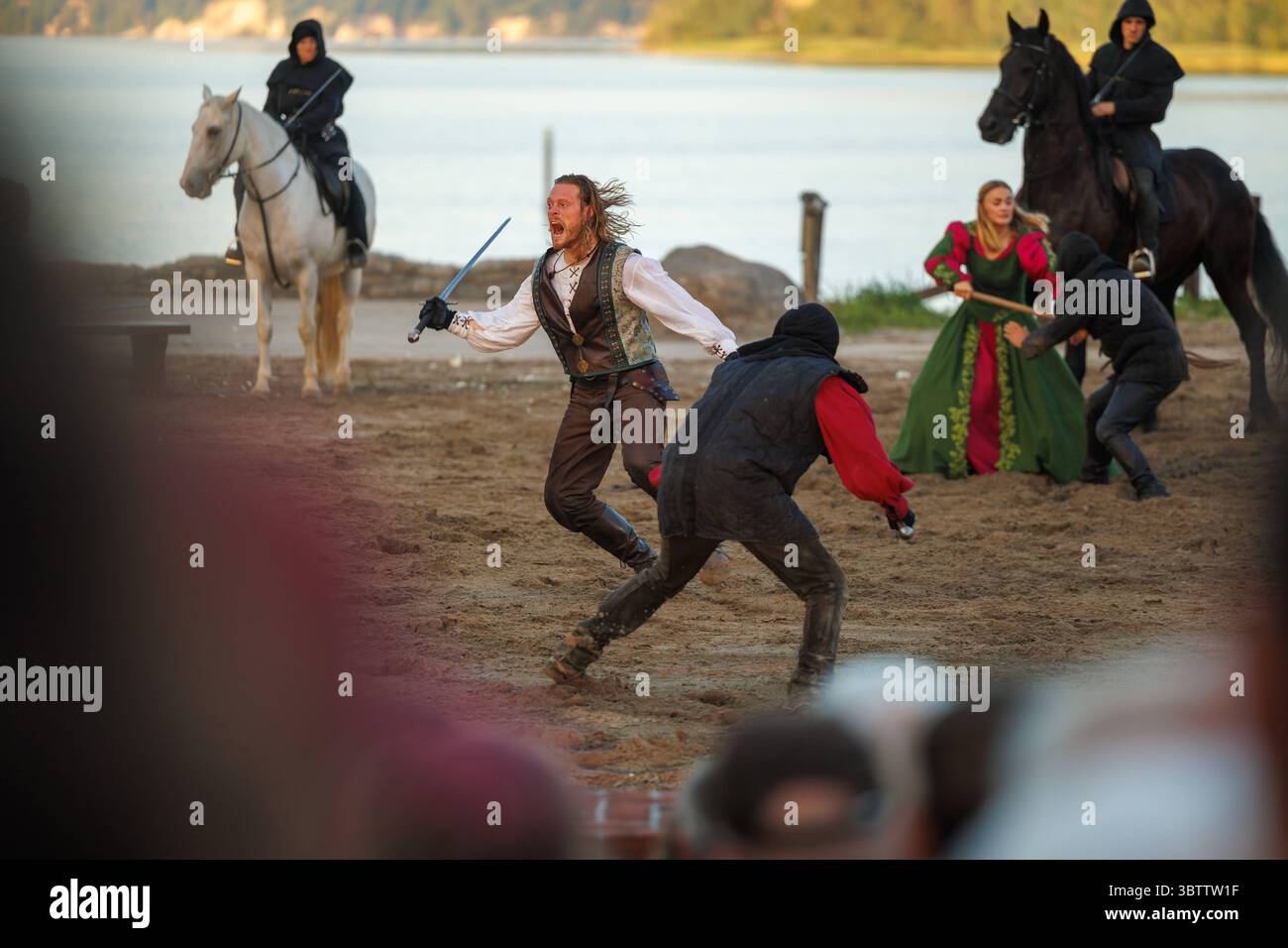 14.07.2025: Störtebecker Festspiele - VII. Spielzyklus Teil i - Freibeuter der Meere - Kampfszene: vorn in der Mitte Moritz Stephan spielt Klaus von Alkun Klaus Störtebeker - hinten rechts Eva Gerngroß spielt Klara von Alkun, Die Schwester von Klaus Störtebecker Ralswieck Insel Rügen Mecklenburg-Vorpommern Deutschalnd ** 14 07 2025 Störtebecker Festival VII Störtebeker Gerngroß Störtebecker Rügen Foto Stock
