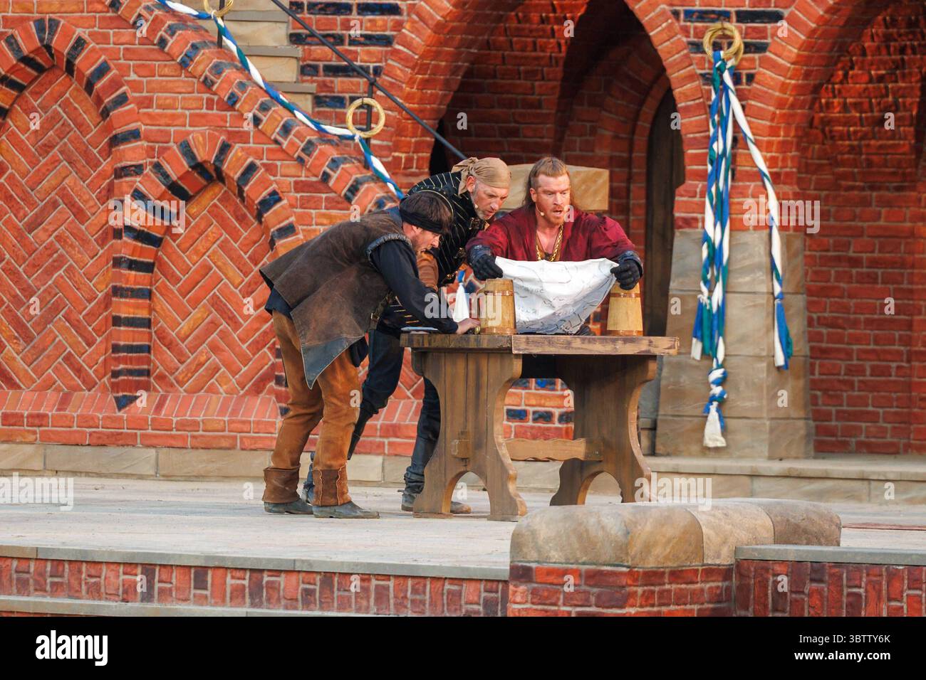 14.07.2025: Störtebecker Festspiele - VII Spielzyklus Teil i - Freibeuter der Meere - rechts Alexander Hanfland Spielt Goedeke Michels mit in der Mitte Volker Wackermann Spielt Bootsmann Gunnar Ralswieck Insel Rügen Mecklenburg-Vorpommern Deutschalnd **** 14 07 2025 Störtebecker Festival VII Rügen Foto Stock