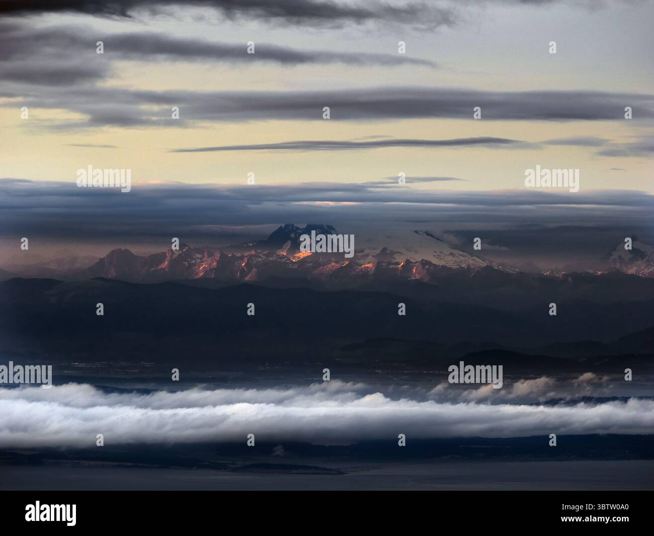 WA26672-00..... WASHINGTON - Vista del Monte Baker da Mount Townsend nel Buckhorn Wilderness. Foto Stock