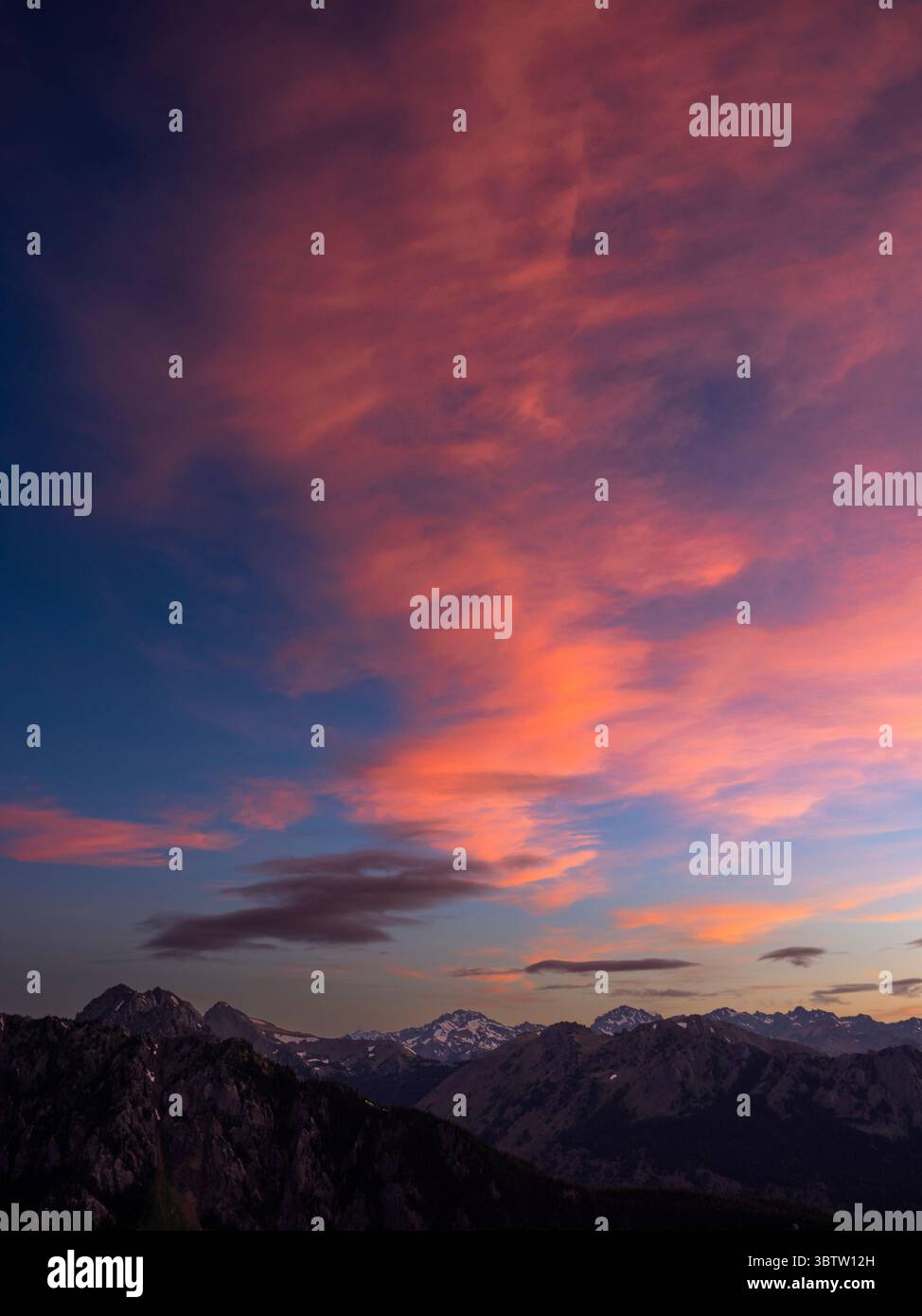 WA26677-00..... WASHINGTON - Vista del tramonto sulle montagne Olympis da Mount Townsend nel Buckhorn Wilderness. Foto Stock