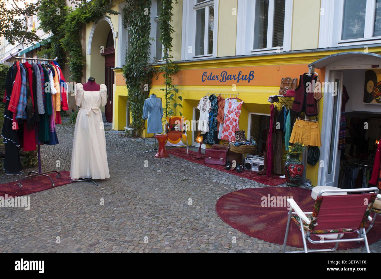 22 settembre 2010, Berlino, Brandeburgo, Germania: Negozio di abbigliamento retrò e complementi specializzato in prodotti della Germania Est nel quartiere alla moda di Prenzlauer Berg a Berlino Germania (immagine di credito: © Sergi ReboredoZUMA Wire) Foto Stock