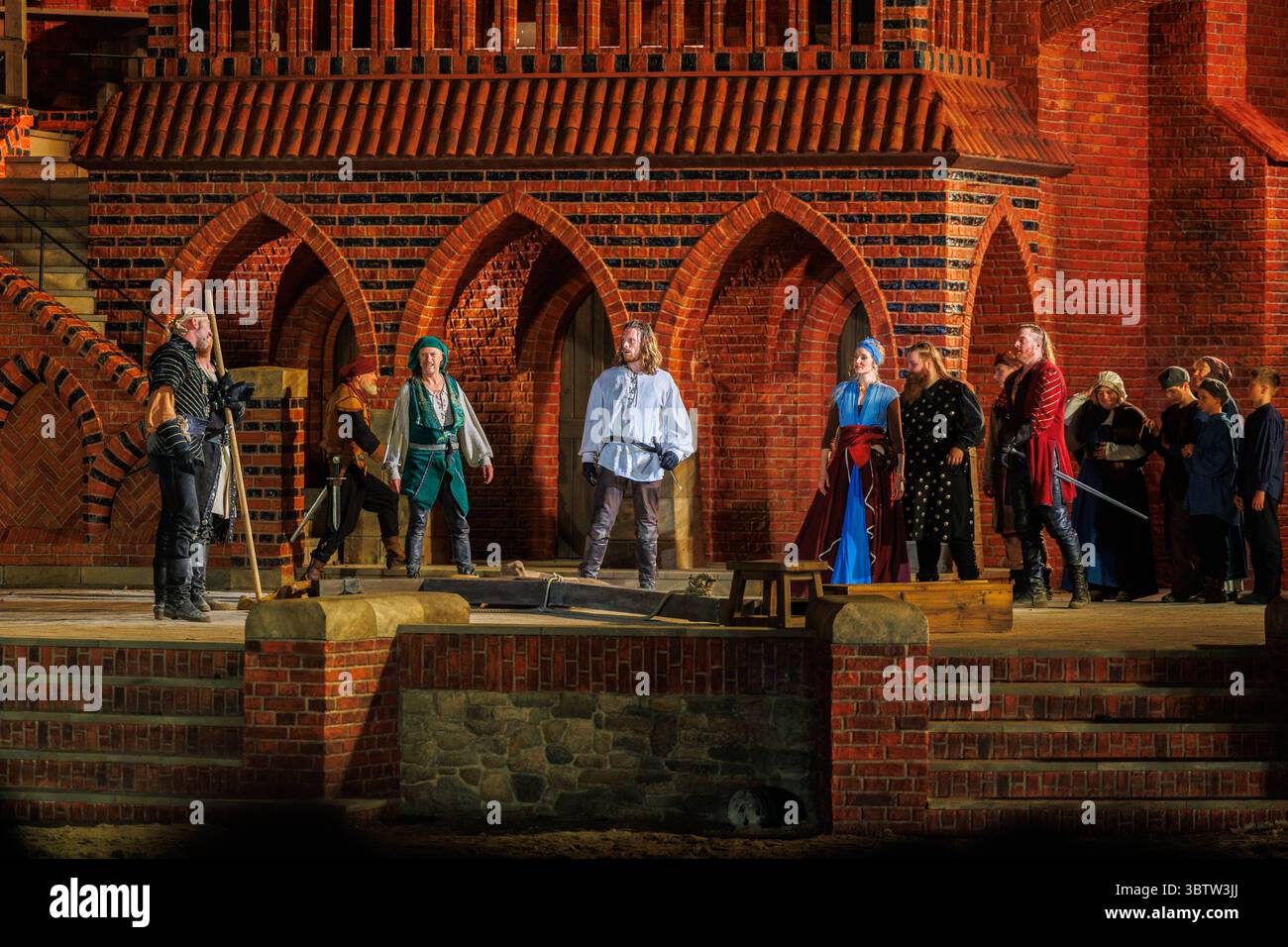 14.07.2025: Störtebecker Festspiele - VII. Spielzyklus Teil i - Freibeuter der Meere - in der Mitte Moritz Stephan Spielt Klaus von Alkun Klaus Störtebeker Ralswieck Insel Rügen Meclemburgo-Vorpommern Deutschalnd *** 14 07 2025 Störtebecker Festival VII ciclo di gioco parte i Buccaneer of the Seas nel mezzo Moritz Stephan interpreta Klaus von Alswikun Isola di Komerleneck Germania Störtebeker Ralleneck Rügen Ralleneck Ralleneck Germania Ralleneck Klaus von Alswikun Komereck Germania Foto Stock