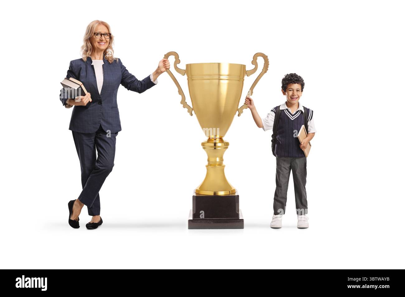 Insegnante e studente che hanno vinto un grande trofeo d'oro isolato su sfondo bianco Foto Stock