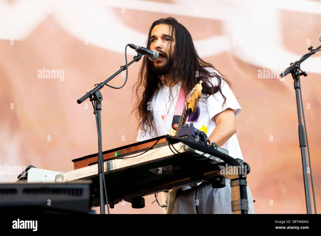 Milano, Italia. 15 luglio 2025. Joshua Omead Mobaraki dei Wet Leg si esibisce dal vivo al Days Coca Cola Festival di Milano, il 15 luglio 2025 crediti: Mairo Cinquetti/Alamy Live News Foto Stock