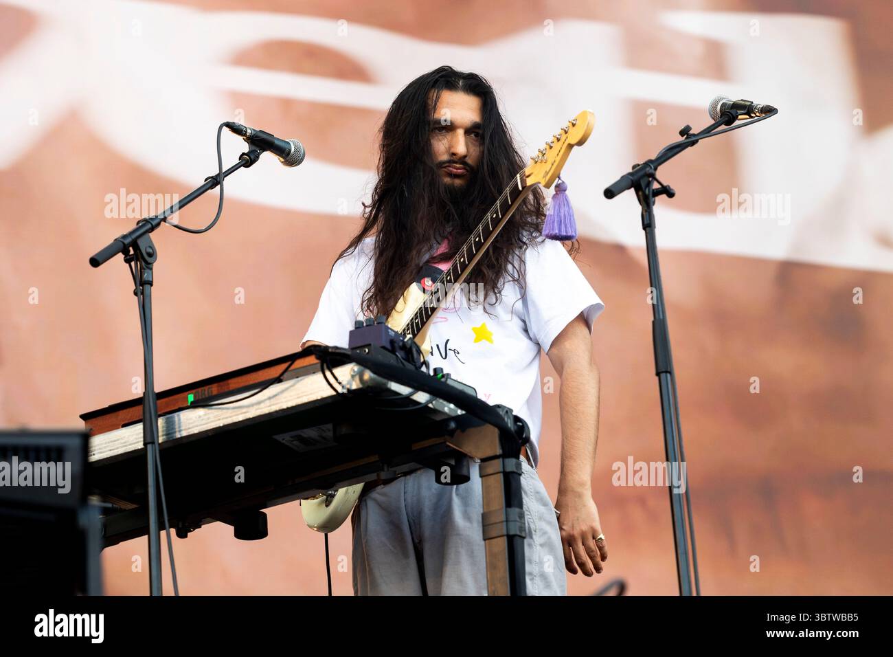 Milano, Italia. 15 luglio 2025. Joshua Omead Mobaraki dei Wet Leg si esibisce dal vivo al Days Coca Cola Festival di Milano, il 15 luglio 2025 crediti: Mairo Cinquetti/Alamy Live News Foto Stock