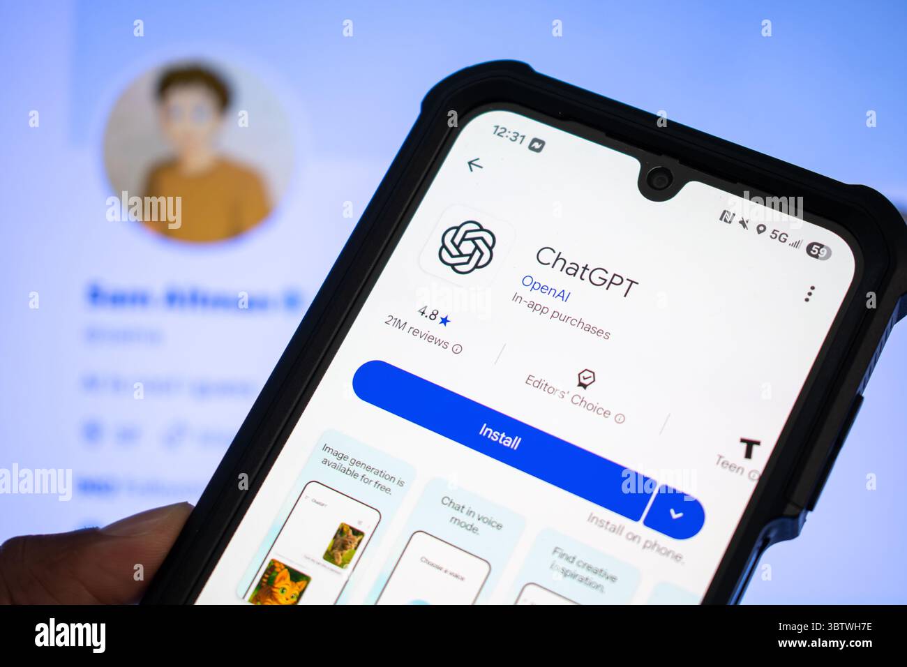 Oakley, Utah – 3 settembre 2025: Un telefono visualizza l'app ChatGPT su Google Play, con il profilo X di Sam Altman sfocato sullo sfondo. Foto Stock