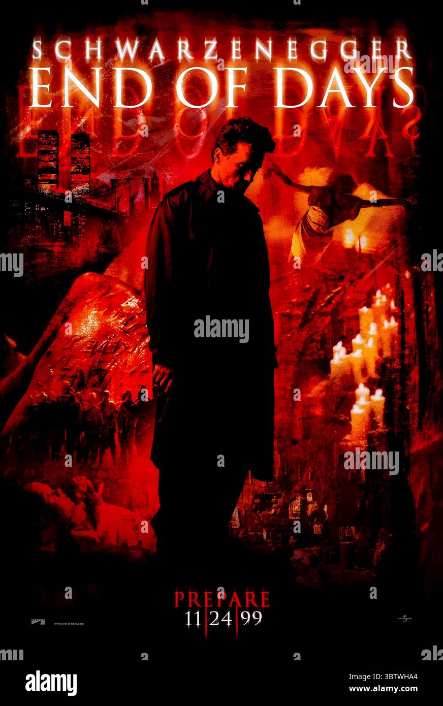 End of Days (1999) diretto da Peter Hyams e interpretato da Arnold Schwarzenegger, Gabriel Byrne e Robin Tunney. Un thriller sovrannaturale su un poliziotto in difficoltà che deve proteggere una donna destinata a dare alla luce l'Anticristo mentre il mondo si avvicina all'orlo del millennio. Fotografia di un poster originale del 1999 DA UTILIZZARE ESCLUSIVAMENTE PER L'EDITORIALE. Crediti: BFA / Universal Pictures Foto Stock