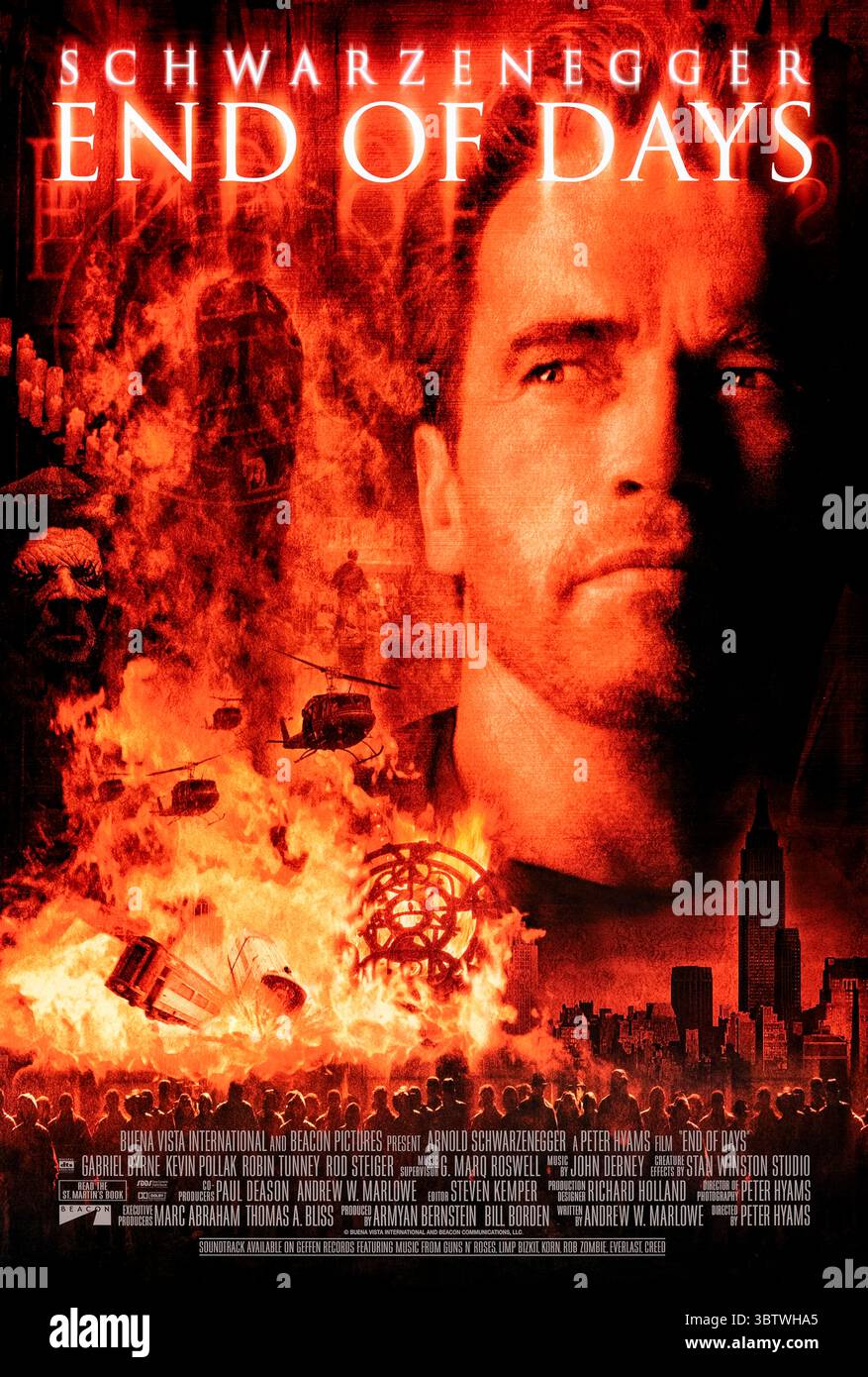 End of Days (1999) diretto da Peter Hyams e interpretato da Arnold Schwarzenegger, Gabriel Byrne e Robin Tunney. Un thriller sovrannaturale su un poliziotto in difficoltà che deve proteggere una donna destinata a dare alla luce l'Anticristo mentre il mondo si avvicina all'orlo del millennio. Fotografia di un poster originale internazionale del 1999 A un SOLO foglio per USO EDITORIALE. Credito: Comunicazioni BFA/beacon Foto Stock