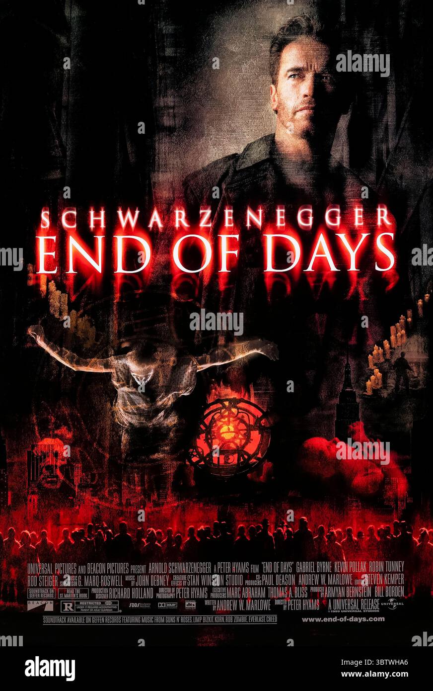 End of Days (1999) diretto da Peter Hyams e interpretato da Arnold Schwarzenegger, Gabriel Byrne e Robin Tunney. Un thriller sovrannaturale su un poliziotto in difficoltà che deve proteggere una donna destinata a dare alla luce l'Anticristo mentre il mondo si avvicina all'orlo del millennio. Fotografia di un poster originale del 1999 USA a un foglio SOLO PER USO EDITORIALE. Crediti: BFA / Universal Pictures Foto Stock