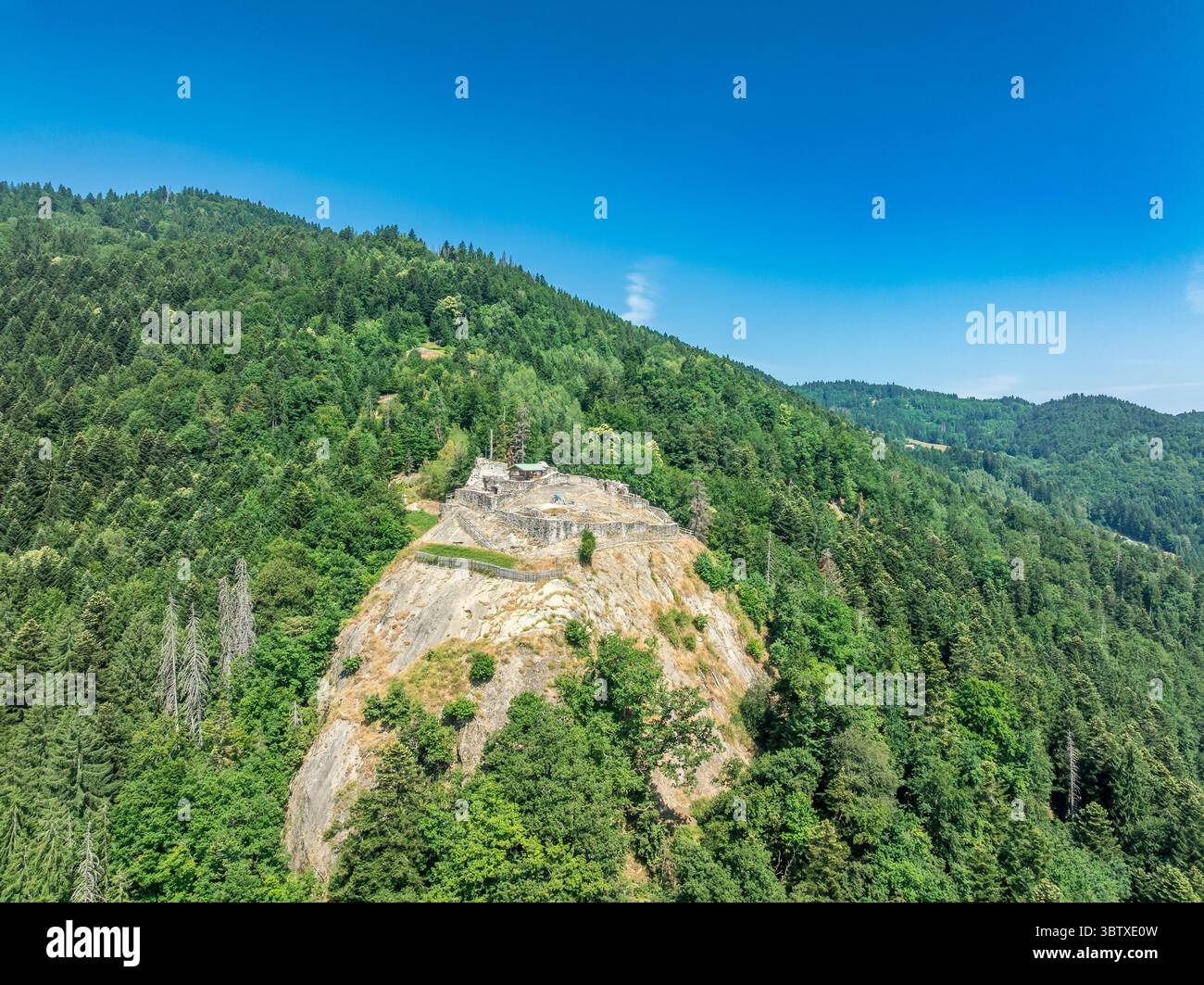 Vista aerea del castello medievale di Rocafort parzialmente restaurato in Savoia Francia su una collina con cielo blu Foto Stock