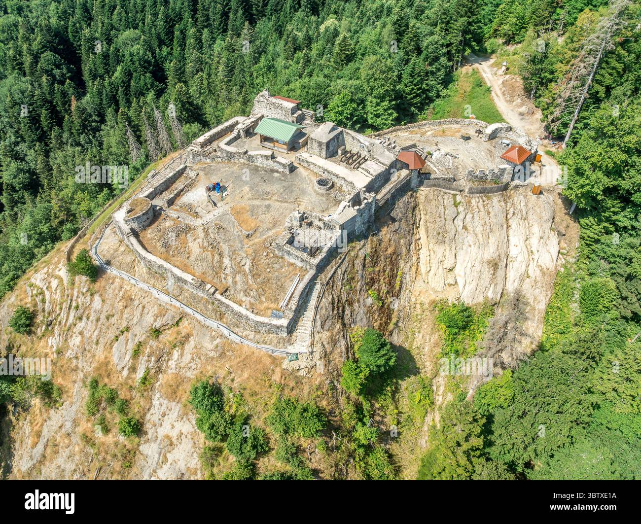 Vista aerea del castello medievale di Rocafort parzialmente restaurato in Savoia Francia su una collina con cielo blu Foto Stock