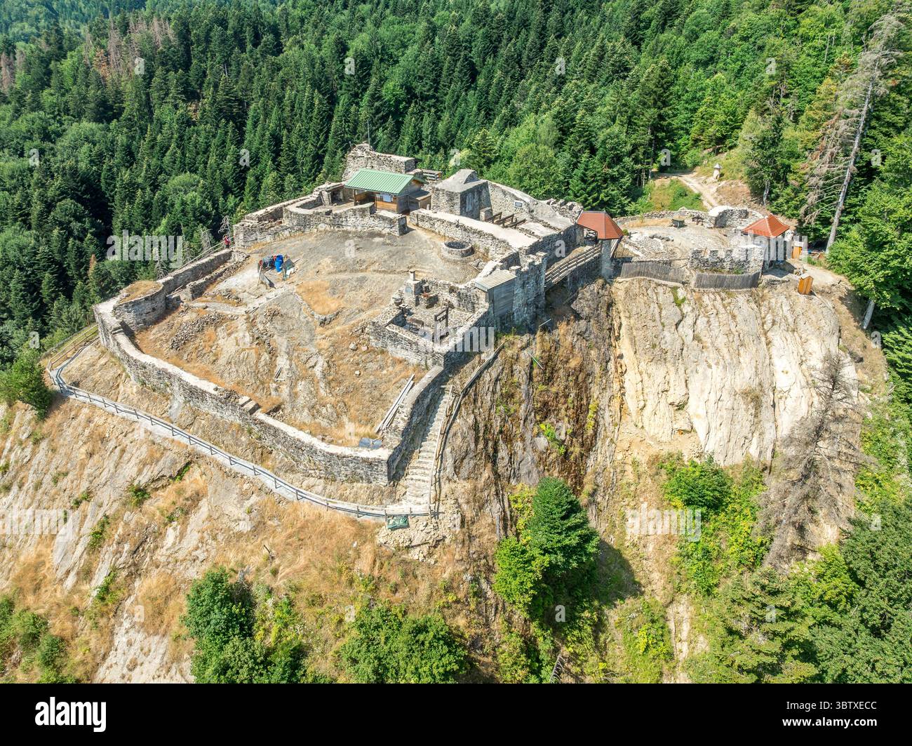 Vista aerea del castello medievale di Rocafort parzialmente restaurato in Savoia Francia su una collina con cielo blu Foto Stock