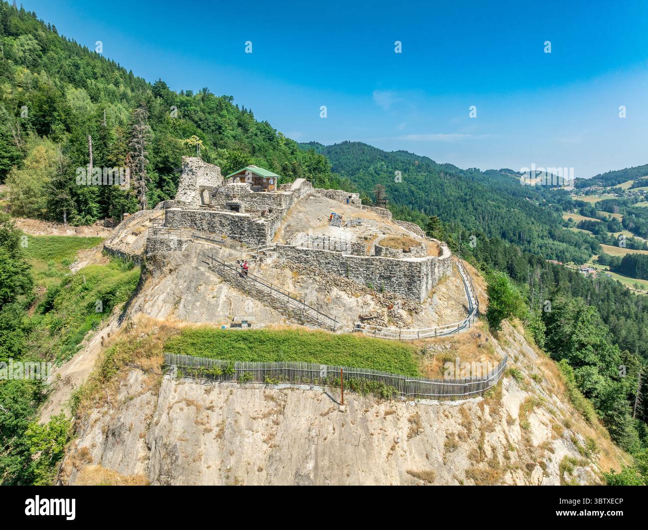 Vista aerea del castello medievale di Rocafort parzialmente restaurato in Savoia Francia su una collina con cielo blu Foto Stock