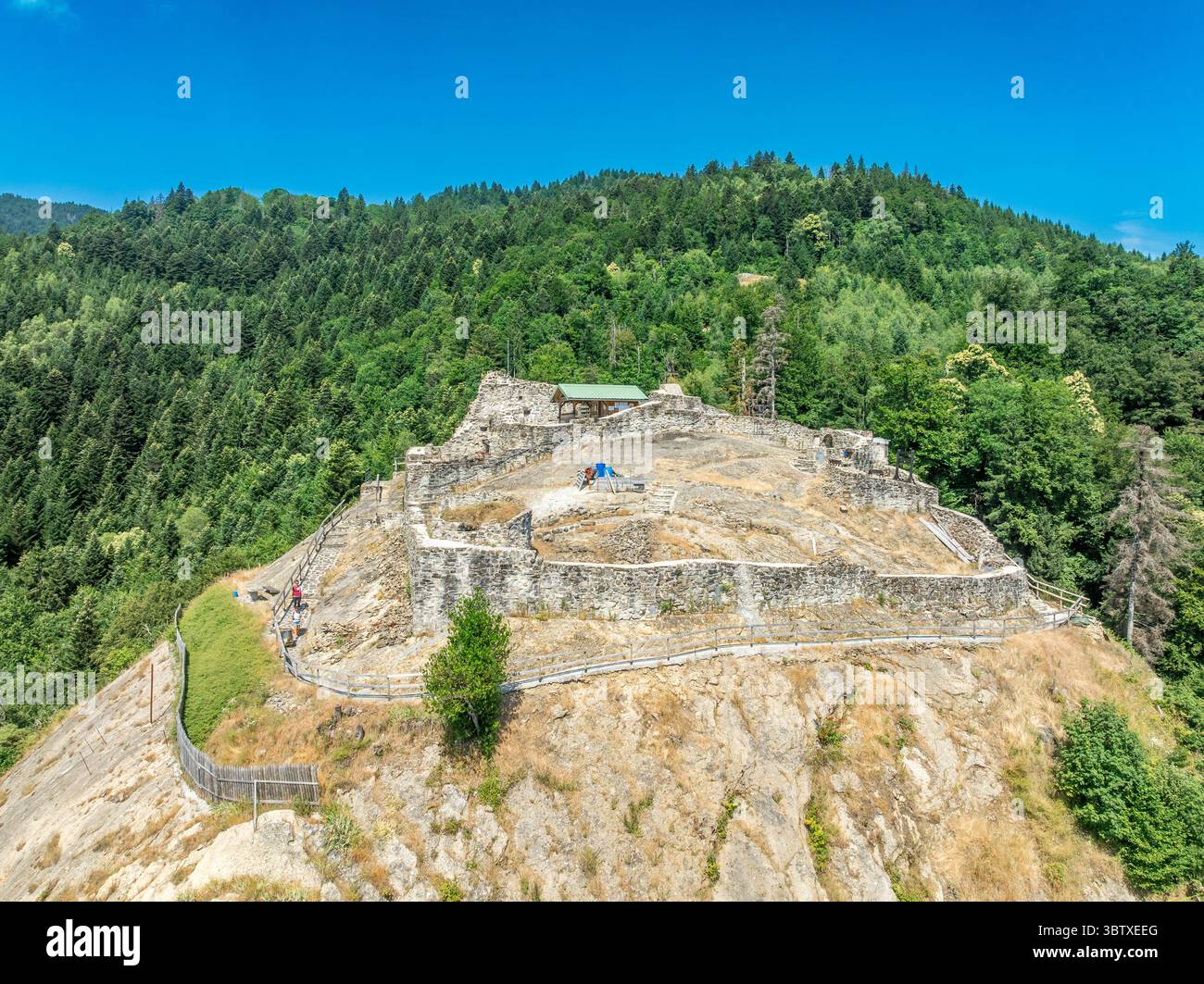 Vista aerea del castello medievale di Rocafort parzialmente restaurato in Savoia Francia su una collina con cielo blu Foto Stock
