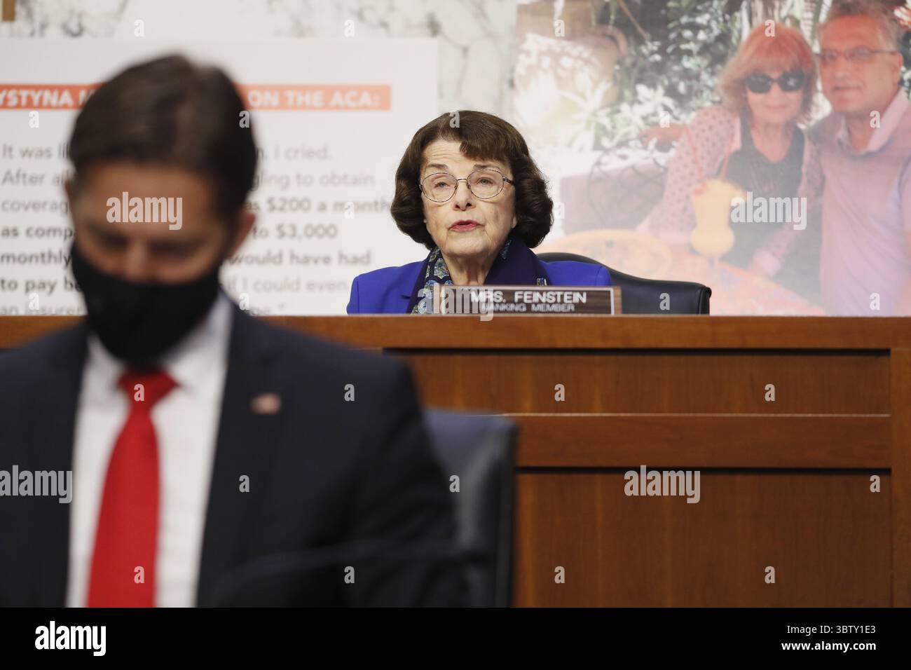 12 ottobre 2020, Washington, Distretto di Columbia, USA: La senatrice democratica della California e membro in carica Dianne Feinstein parla come candidata alla Corte Suprema la giudice Amy Coney Barrett partecipa alla sua audizione di conferma davanti alla Commissione giudiziaria del Senato a Capitol Hill a Washington, DC, USA, 12 ottobre 2020 (immagine di credito: © Shawn Thew - Pool via CNP/CNP via ZUMA Wire) Foto Stock