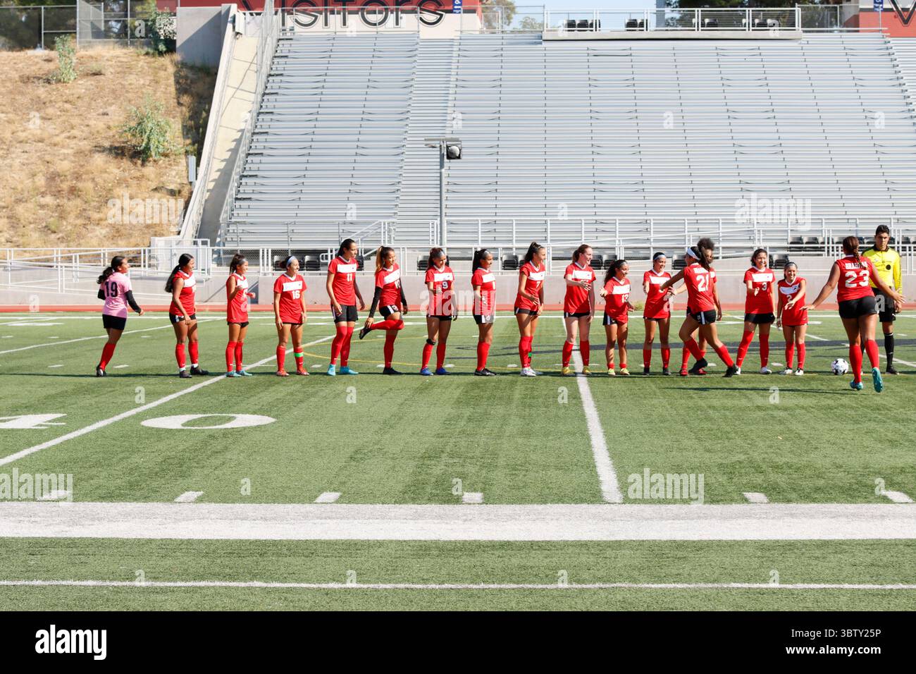 Gli atleti di calcio Pierce si salutano sul campo prima di una partita contro il Southwestern College al Pierce College, martedì 6 settembre 2022. Foto Stock