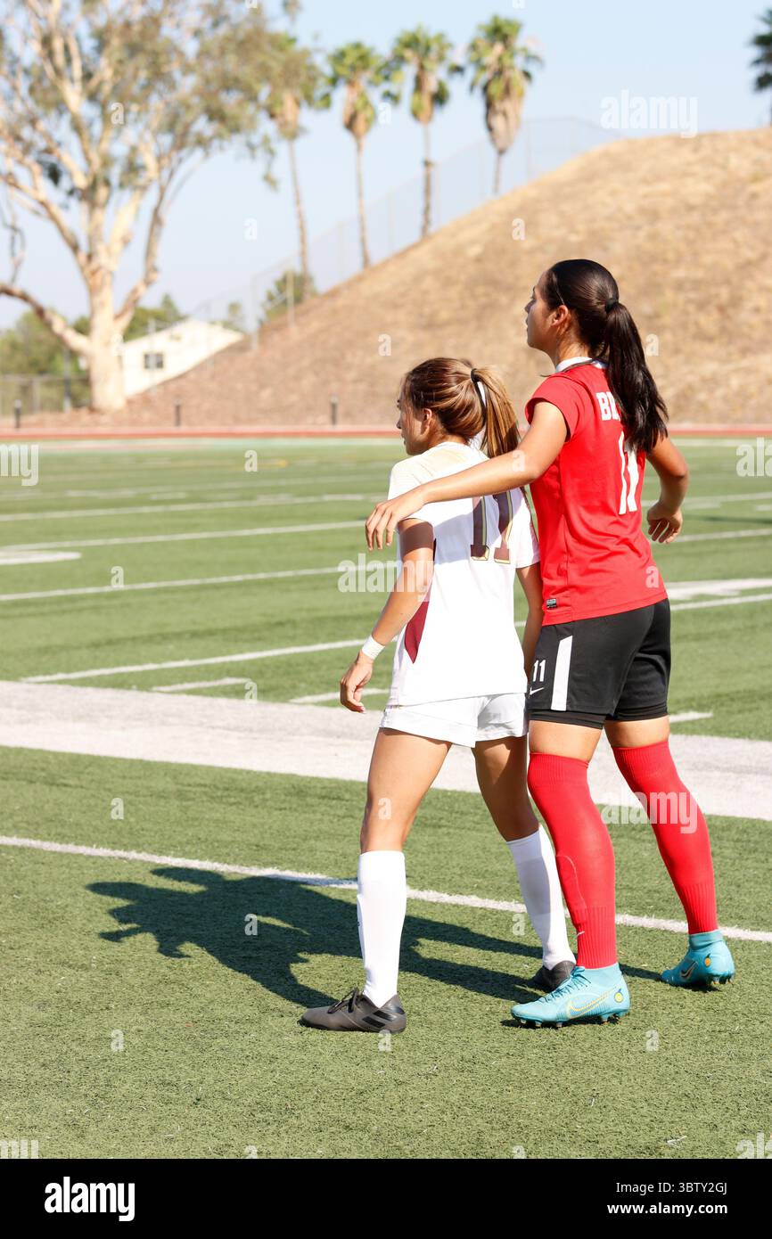 Gli atleti di calcio Livia Pereira (R), del Pierce College, e Daniela Barrantes (L), del Southwestern College, sul campo del Pierce College. Foto Stock