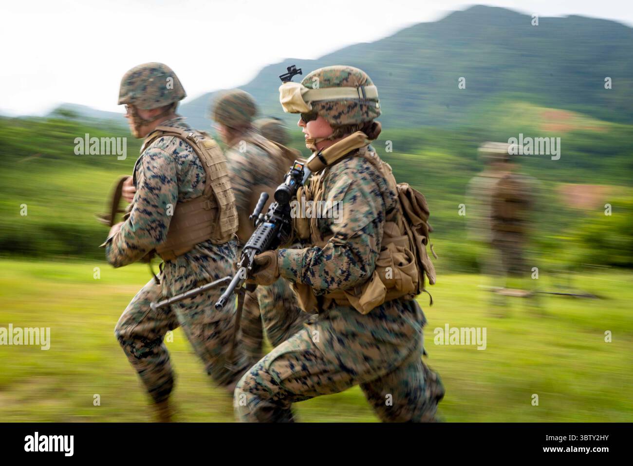 30 settembre 2020 - Okinawa, Giappone - U.S. Marine Corps Lance Cpl. Mackenzie K Price partecipa a una corsa di armi durante un evento di addestramento e preparazione sul campo 9, Camp Hansen, Okinawa, Giappone, settembre 30, 2020. l'intento di questa gamma era quello di mantenere le competenze nei sistemi d'arma M240 e M249 ed è stato organizzato dal 3rd Law Enforcement Battalion per garantire che i loro poliziotti militari siano competenti negli strumenti e nei sistemi d'arma che potevano utilizzare mentre erano sul campo. Price è un poliziotto militare della 3rd LE, Alpha Company ed è nativo di Akron, Ohio. Timothy Hernandez (immagine di credito: © U.S. Marin Foto Stock