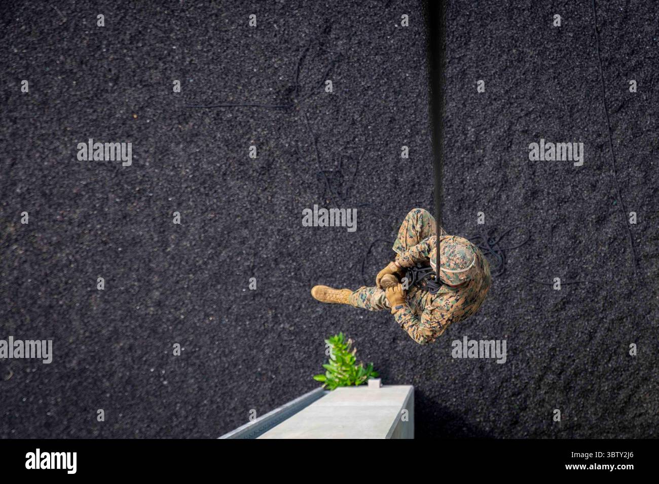 29 settembre 2020 - Camp Schwab, Okinawa, Giappone - il Capitano Austin Branch del corpo dei Marines degli Stati Uniti, un controllore della potenza di fuoco con la 5th Air Naval Gunfire Liaison Company, esegue una manovra di corda durante un corso Helicopter Rope Suspension Techniques Masters a Camp Schwab, settembre 29 2020. I Marine con III Marine Expeditionary Force, insieme a un soldato della Lightning Academy, Hawaii hanno partecipato a questo addestramento per padroneggiare le abilità nelle manovre di corda e nel nodo per ottenere la capacità di rappel, aumentando la preparazione dell'unità e la capacità di operare in ambienti austeri. Jacob Foster (immagine di credito: © U.S. Foto Stock