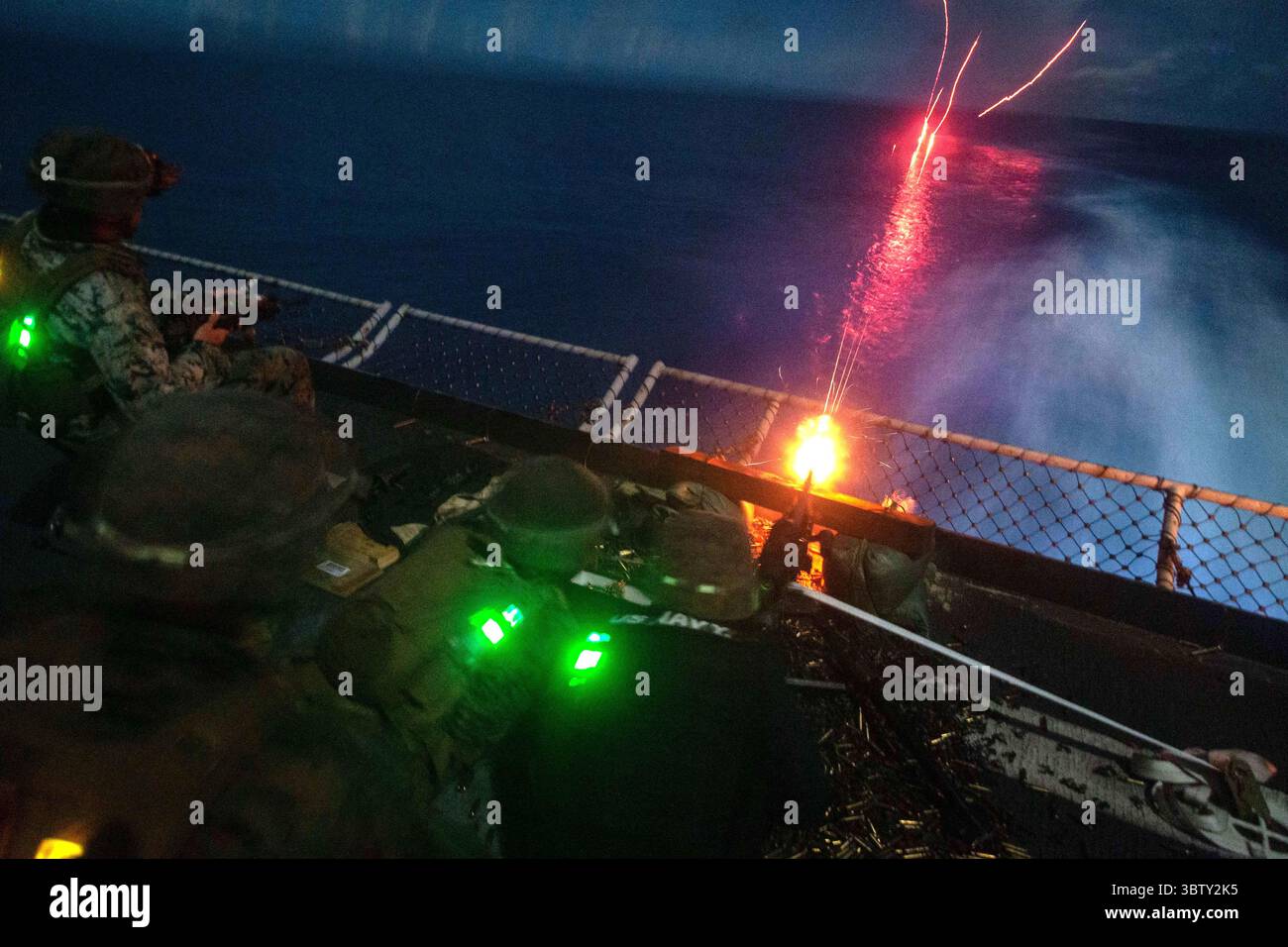 27 settembre 2020 - MARE DELLE FILIPPINE - Marines con Battalion Landing Team, 2nd Battalion, 4th Marines, 31st Marine Expeditionary Unit (MEU) e un marinaio sparano una mitragliatrice media M240B durante un tiro notturno a bordo della nave da sbarco anfibia USS Germantown (LSD 42). Germantown, parte dell'Expeditionary Strike Group (ESG) 7, insieme al 31st MEU, sta operando nell'area di responsabilità della 7th Fleet degli Stati Uniti per migliorare l'interoperabilità con alleati e partner e servire come forza di risposta pronta per difendere la pace e la stabilità nella regione Indo-Pacifico. Danny Gonzalez (immagine di credito: © U.S. Marin Foto Stock