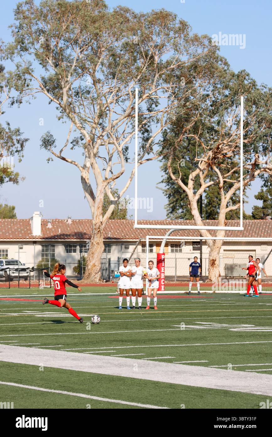 L'atleta di calcio Pierce May Htet Lu (a sinistra) si prepara a calciare la palla durante una partita contro il Southwestern College, martedì 6 settembre 2022. Foto Stock
