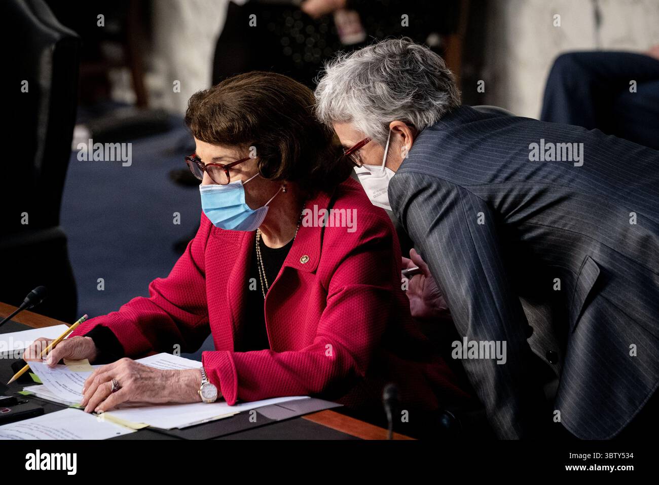 13 ottobre 2020, Washington, District of Columbia, USA: La senatrice degli Stati Uniti Dianne Feinstein (democratica della California), membro della classifica, la commissione giudiziaria del Senato degli Stati Uniti conferisce a un assistente durante l'audizione di conferma del Senato del giudice Amy Coney Barrett alla Corte Suprema su Capitol Hill a Washington DC il 13 ottobre 2020 (immagine di credito: © Erin Schaff - Pool via CNP/CNP via ZUMA Wire) Foto Stock