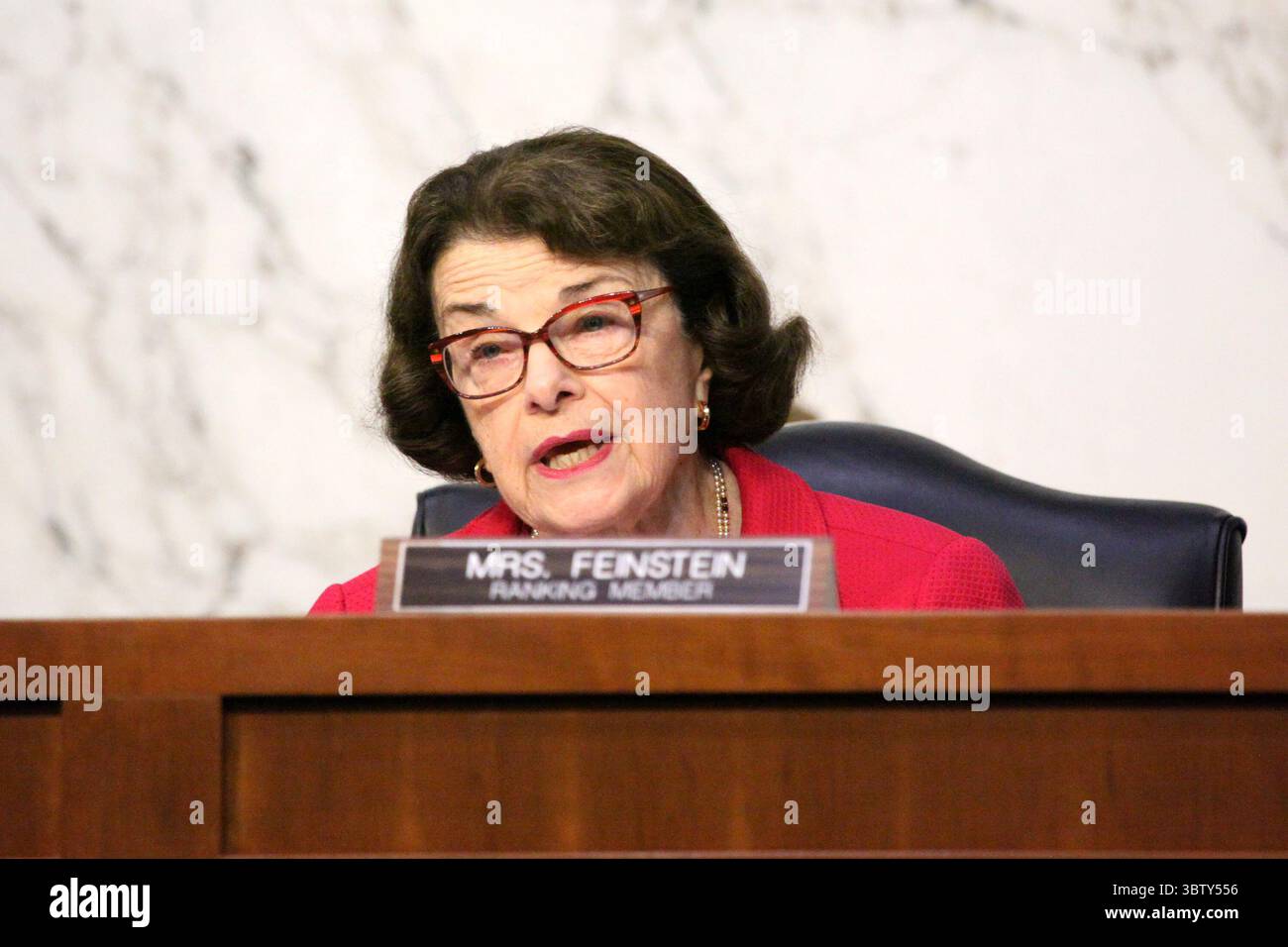 13 ottobre 2020, Washington, District of Columbia, USA: La senatrice degli Stati Uniti Dianne Feinstein (Democratica della California), membro della classifica, la commissione giudiziaria del Senato degli Stati Uniti interroga il presidente degli Stati Uniti Donald Trumpâ, giudice della Corte Suprema, Amy Coney Barrett, durante il secondo giorno della sua audizione di conferma della commissione giudiziaria del Senato martedì 13 ottobre 2020 (immagine di credito: © Bonnie Cash - Pool via CNP/CNP via ZUMA Wire) Foto Stock
