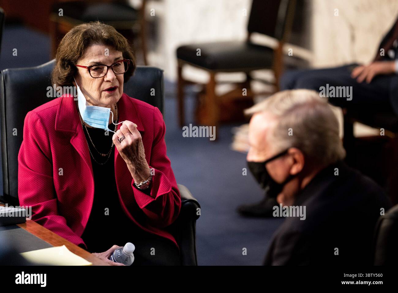13 ottobre 2020, Washington, District of Columbia, USA: La senatrice degli Stati Uniti Dianne Feinstein (democratica della California), membro della classifica, la commissione giudiziaria del Senato degli Stati Uniti conferisce a un assistente durante l'audizione di conferma del Senato del giudice Amy Coney Barrett alla Corte Suprema su Capitol Hill a Washington DC il 13 ottobre 2020 (immagine di credito: © Erin Schaff - Pool via CNP/CNP via ZUMA Wire) Foto Stock