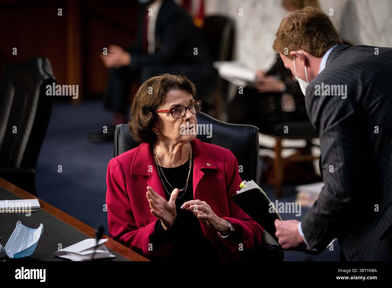 13 ottobre 2020, Washington, District of Columbia, USA: La senatrice degli Stati Uniti Dianne Feinstein (democratica della California), membro della classifica, la commissione giudiziaria del Senato degli Stati Uniti conferisce a un assistente durante l'audizione di conferma del Senato del giudice Amy Coney Barrett alla Corte Suprema su Capitol Hill a Washington DC il 13 ottobre 2020 (immagine di credito: © Erin Schaff - Pool via CNP/CNP via ZUMA Wire) Foto Stock