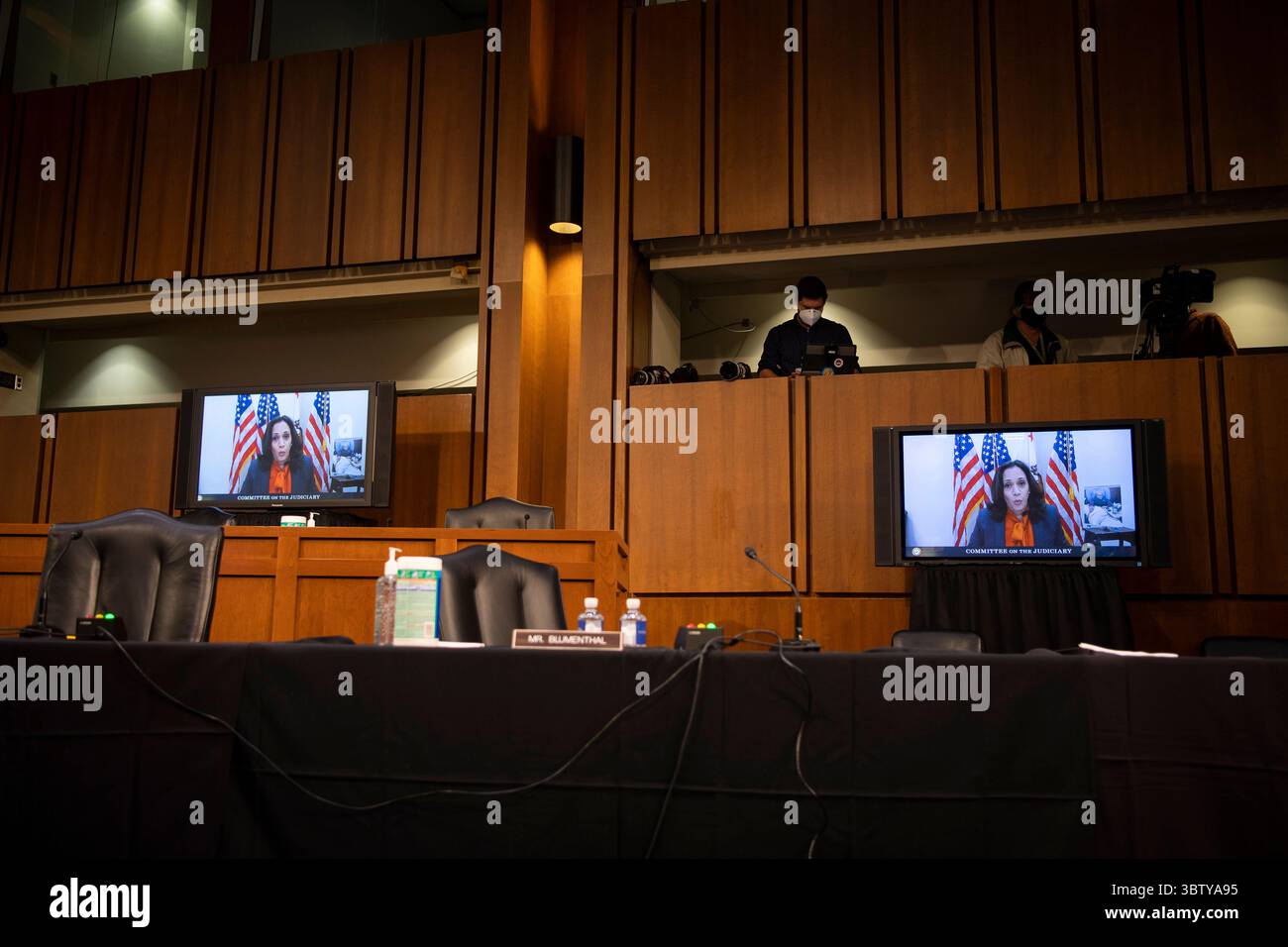 13 ottobre 2020, Washington, District of Columbia, USA: Il senatore degli Stati Uniti Kamala Harris (Democratico della California), il candidato del Partito Democratico 2020 per Vice Presidente degli Stati Uniti, interroga la candidata alla Corte Suprema Amy Coney Barrett il secondo giorno della sua audizione di conferma del Comitato giudiziario del Senato a Washington martedì 13 ottobre 2020 (Credit Image: © Caroline Brehman - Pool via CNP/CNP via ZUMA Wire) Foto Stock