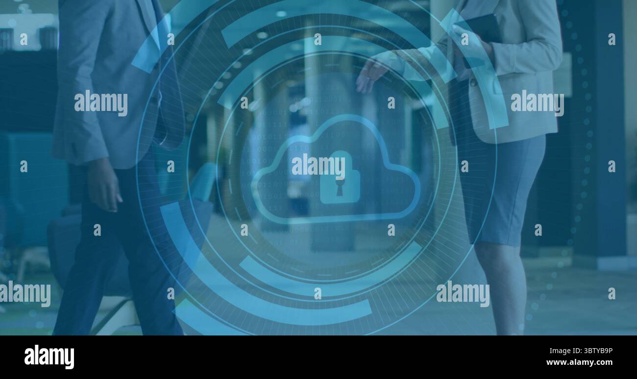 Visualizzazione grafica del blocco cloud digitale su un moderno corridoio dell'ufficio, con i colleghi che passano accanto Foto Stock