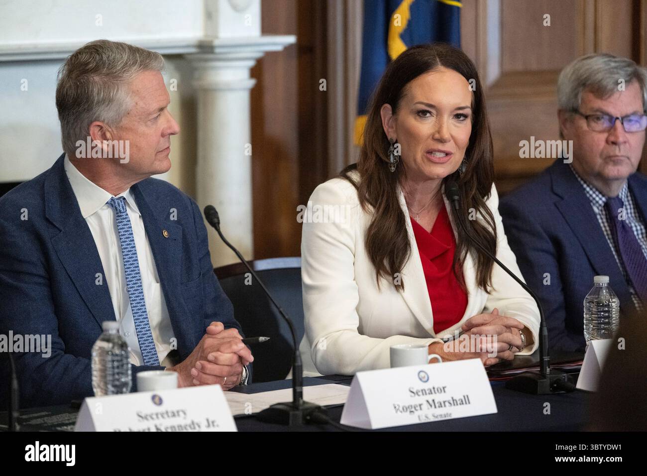 Il senatore degli Stati Uniti Dr. Roger Marshall, MD (Repubblicano del Kansas), a sinistra, ascolta il Segretario dell'Agricoltura degli Stati Uniti Brooke Rollins, centro, mentre ospita una tavola rotonda sulla salute del suolo nel Campidoglio degli Stati Uniti a Washington, DC, USA, martedì 15 luglio 2025. Nella foto a destra si trova anche il dottor Chuck Rice, Kansas State University. Crediti: Mattie Neretin/CNP Foto Stock