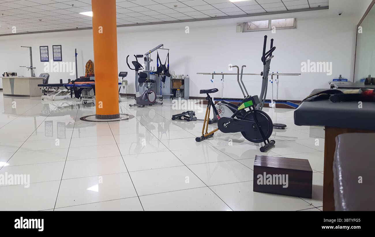 attrezzature terapeutiche disposte in un centro di riabilitazione interno Foto Stock
