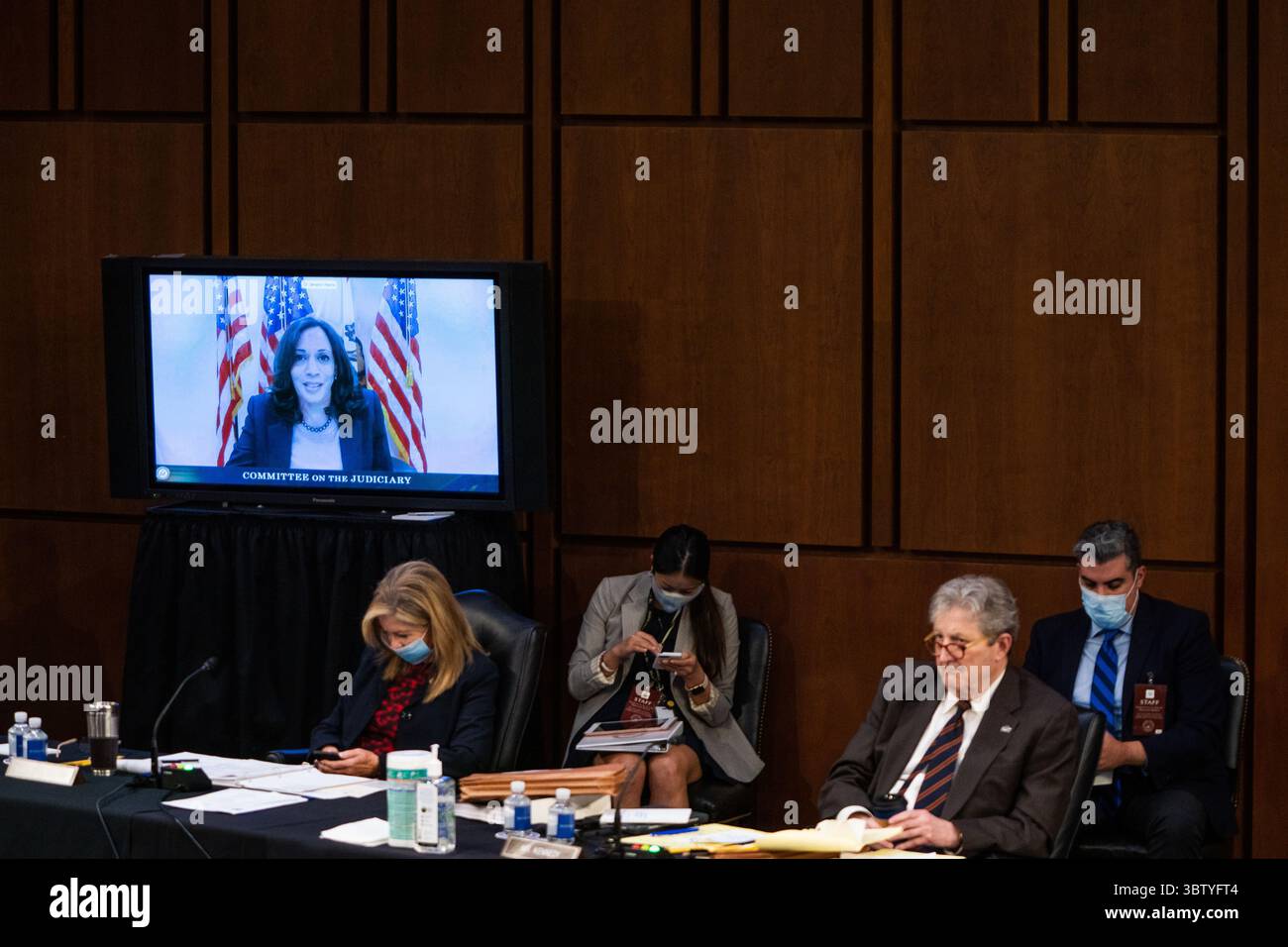 14 ottobre 2020, Washington, Distretto di Columbia, USA: Il senatore degli Stati Uniti Kamala Harris (Democratico della California), candidato del Partito Democratico 2020 alla Vicepresidente degli Stati Uniti, sullo schermo durante l'audizione del Comitato giudiziario del Senato della candidatura alla Corte Suprema Amy Coney Barrett il 14 ottobre 2020 a Washington, DC (immagine di credito: © Demetrius Freeman - Pool via CNP/CNP via ZUMA Wire) Foto Stock