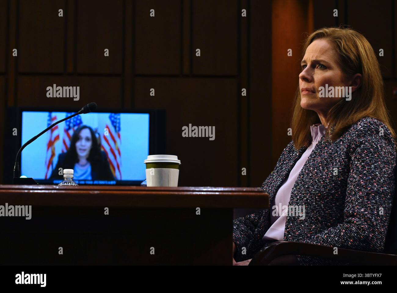 14 ottobre 2020, Washington, District of Columbia, USA: Il senatore degli Stati Uniti Kamala Harris (Democratico della California), candidato del Partito Democratico 2020 per Vice Presidente degli Stati Uniti, pone domande durante la conferma per la candidatura alla Corte Suprema giudice Amy Coney Barrett il terzo giorno davanti al Comitato giudiziario del Senato a Capitol Hill il 14 ottobre 2020 a Washington, DC (Credit Image: © Andrew Caballero-Reynolds - Pool/CNP via ZUMA Wire) Foto Stock
