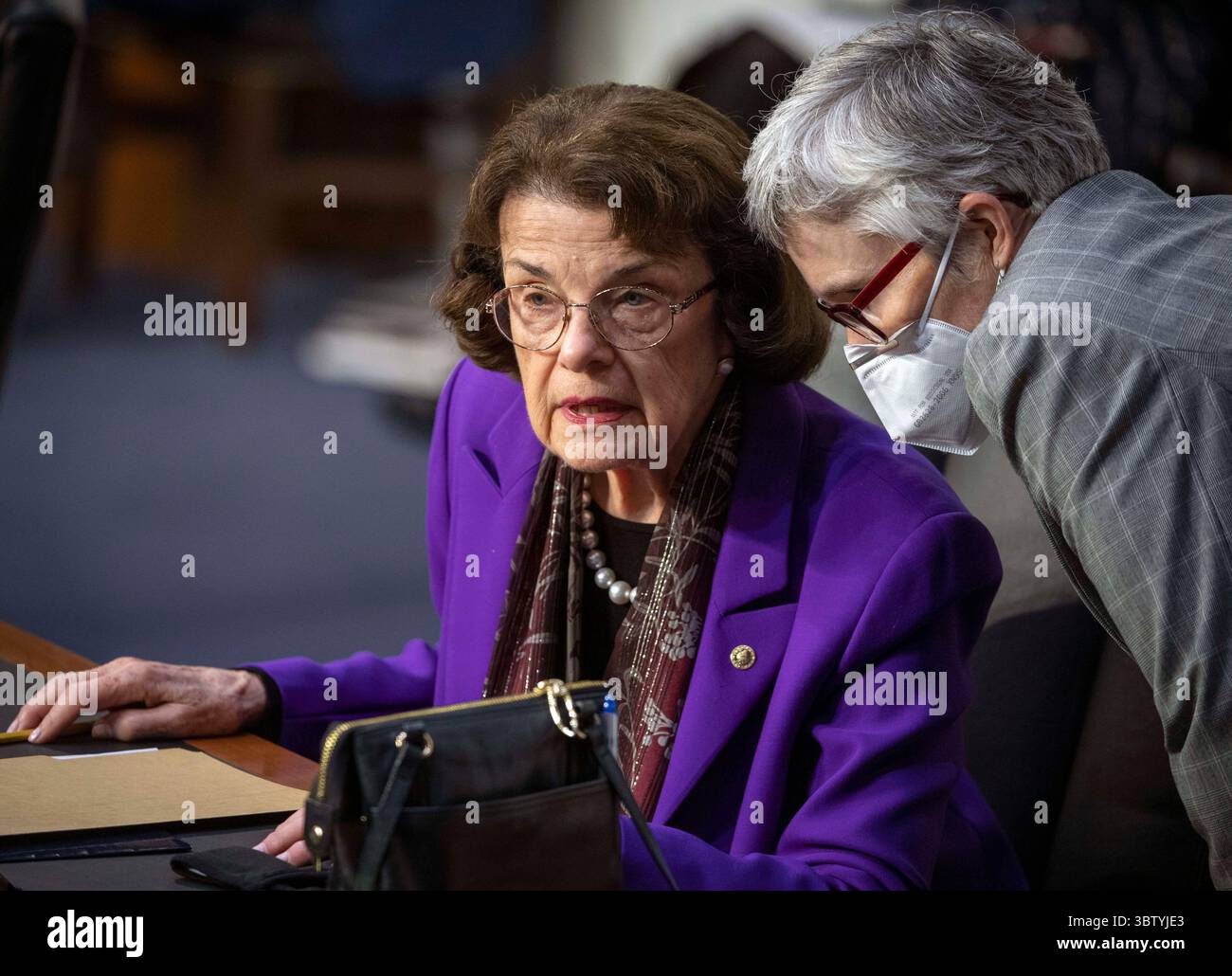15 ottobre 2020, Washington, District of Columbia, USA: La senatrice degli Stati Uniti Dianne Feinstein (democratica della California), membro della classifica, la commissione giudiziaria del Senato degli Stati Uniti conferisce a un membro dello staff mentre la commissione giudiziaria del Senato continua la sua audizione sulla conferma del giudice Amy Coney Barrett alla Corte Suprema, a Washington, DC, il 15 ottobre 2020 (immagine di credito: © Bill o'Leary - Pool via CNP/CNP via ZUMA Wire) Foto Stock