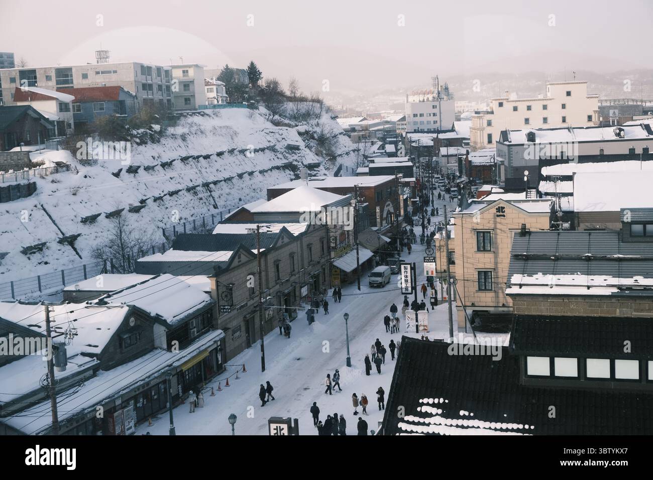 "Due facce, un'anima - Sapporo splende luminoso al sole e brilla dolcemente nella neve". (Giappone) Foto Stock
