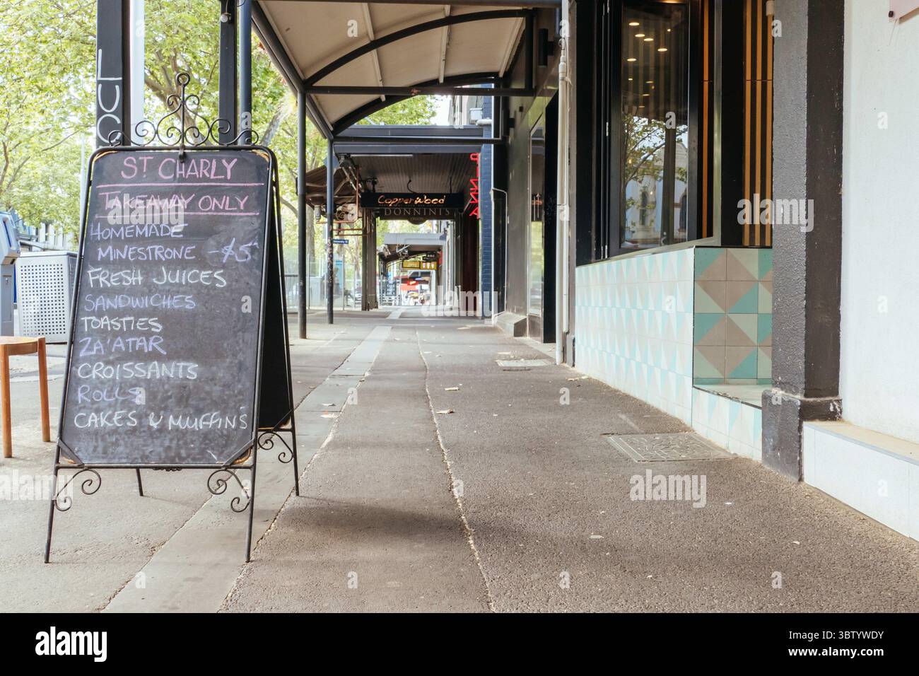 11 ottobre 2020: Melbourne, Australia - 10 ottobre 2020: I ristoranti di Lygon St sono chiusi e le strade tranquille durante la pandemia di Coronavirus e il relativo blocco. (Immagine di credito: © Chris Putnam/ZUMA Wire) Foto Stock