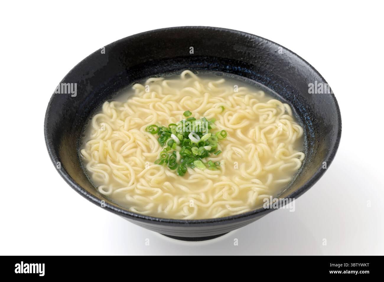Spaghetti di ramen salato in una ciotola su sfondo bianco Foto Stock