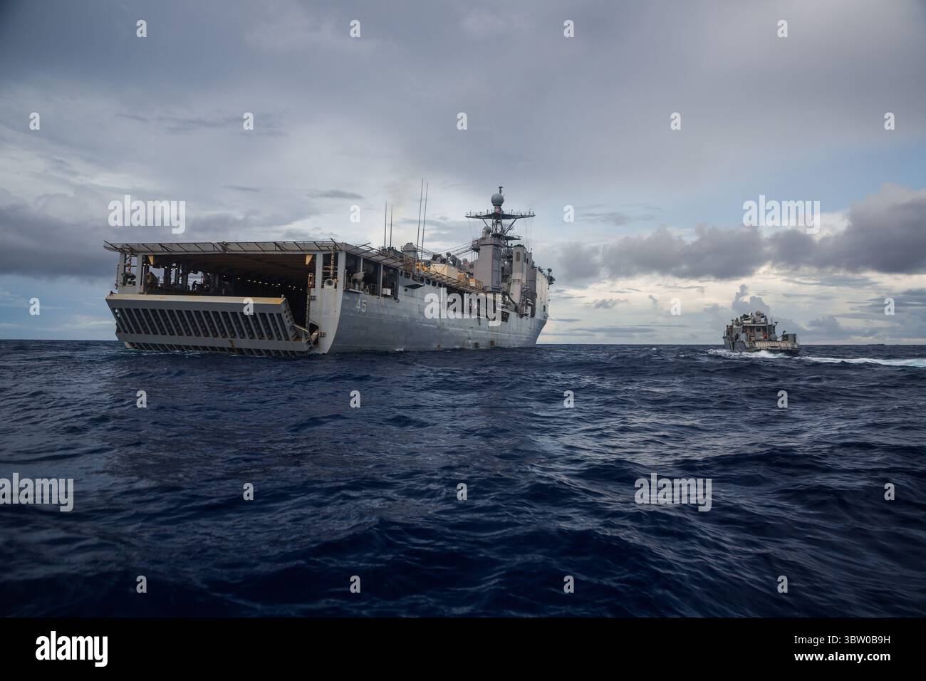 9 ottobre 2020 - in mare - Un motoscafo (PB) Mk vi assegnato al comandante, Task Force 75 (CTF 75), accanto alla nave da sbarco anfibio USS Comstock (LSD 45) durante operazioni marittime di routine. Marine Expeditionary Security Force e Explosive Ordnance Disposal Mobile Unit Sailors assegnati al comandante, Task Force 75 (CTF 75) si sono imbarcati e stanno conducendo operazioni di sicurezza marittima litorale integrate dalla nave da sbarco anfibia USS Comstock (LSD 45) con i Marines e i marinai già schierati come Task Force Ellis della i Marine Expeditionary Force. PB Mk vi fornisce incr Foto Stock