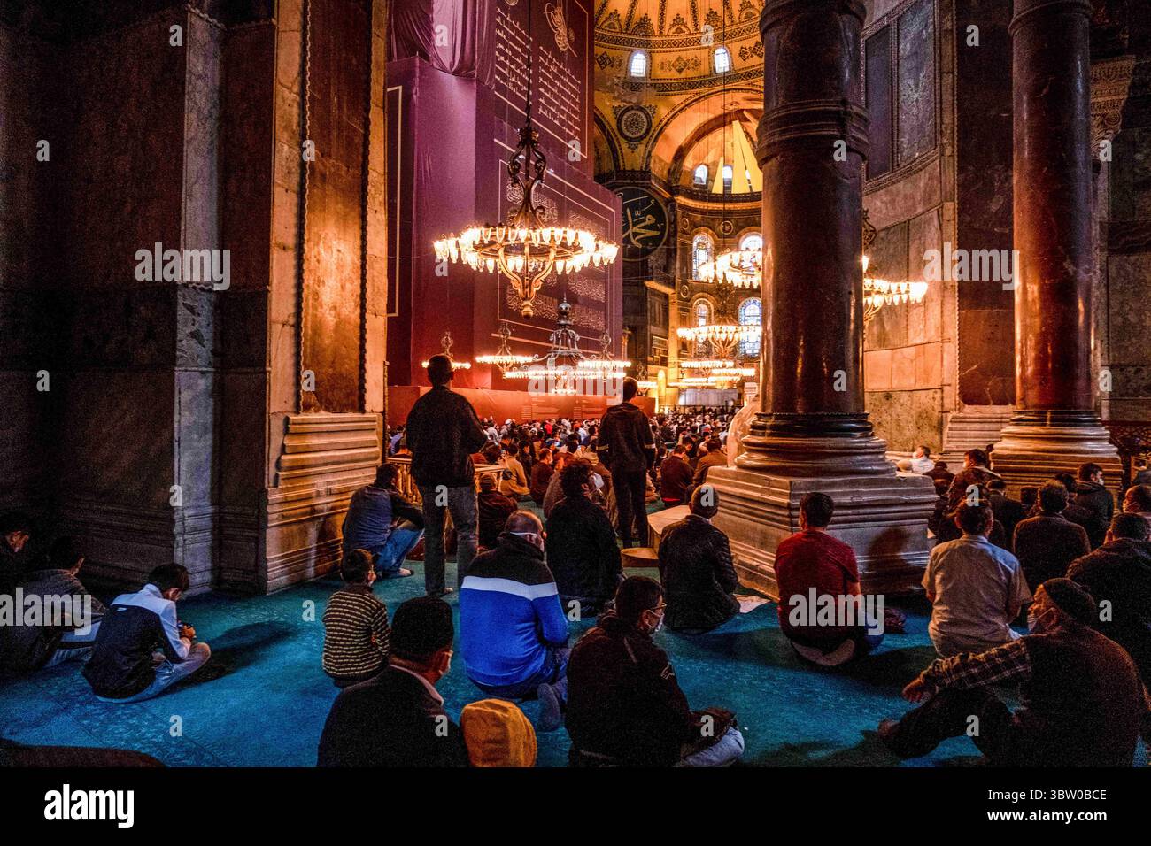 18 ottobre 2020, Istanbul, Fatih, Turchia: Persone che pregano nella moschea di Hagia Sophia..a seguito della decisione del Consiglio di Stato turco del 10 luglio, lo status del museo è stato cancellato e trasformato in una moschea. (Immagine di credito: © Resul Kaboglu/SOPA Images via ZUMA Wire) Foto Stock