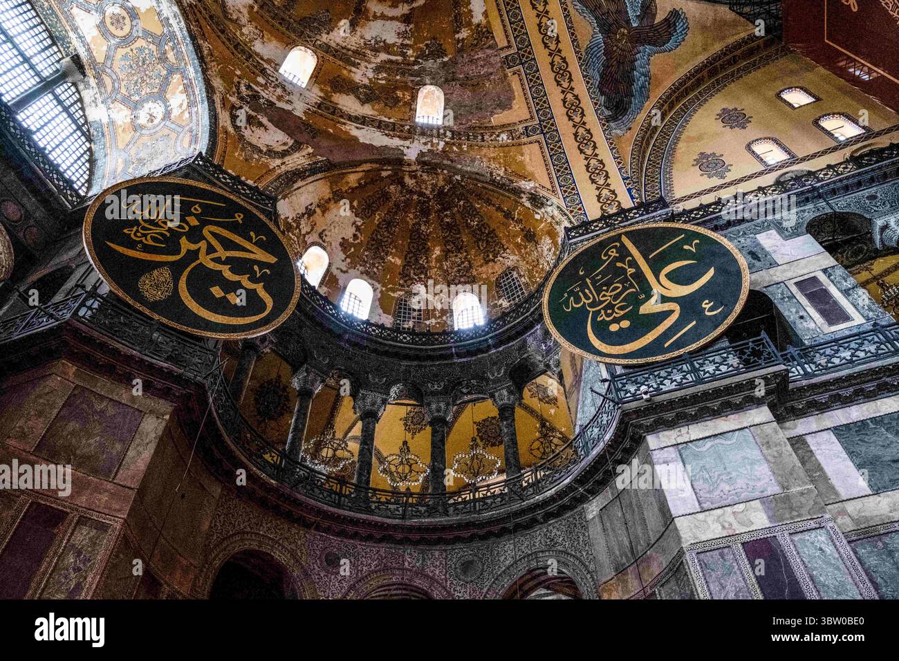 18 ottobre 2020, Istanbul, Fatih, Turchia: Circoli calligrafici alla moschea di Hagia Sophia..a seguito della decisione del Consiglio di Stato turco del 10 luglio, lo status del museo è stato cancellato e trasformato in una moschea. (Immagine di credito: © Resul Kaboglu/SOPA Images via ZUMA Wire) Foto Stock