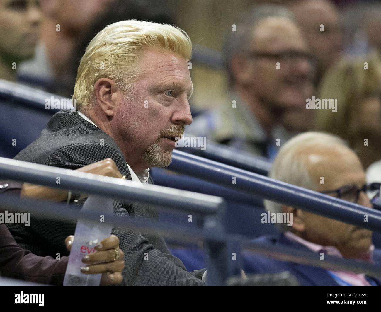 1 settembre 2017, Flushing Meadows, New York, USA: Boris Becker accusato di non aver consegnato i trofei di Wimbledon. FOTO del FILE: Boris Becker partecipa alla partita tra John Isner e Mischa Zverev il quinto giorno degli US Open 2017 con presso l'USTA Billie Jean King National Tennis Center venerdì 1 settembre 2017 nel quartiere Flushing del Queens borough di New York City. JAVIER ROJAS/PI (immagine di credito: © Prensa Internacional via cavo ZUMA) Foto Stock