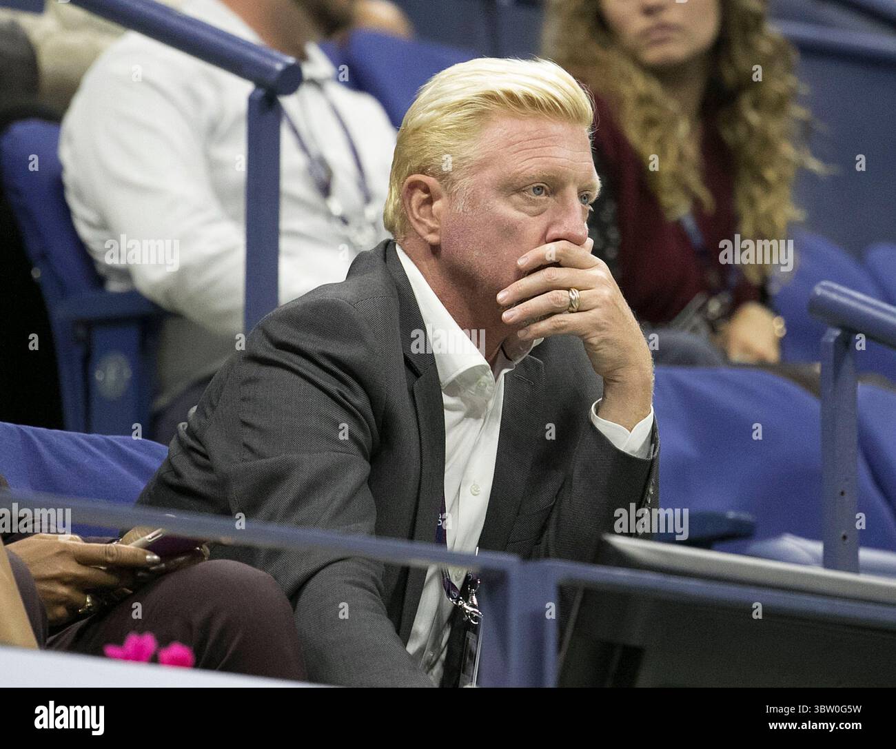1 settembre 2017, Flushing Meadows, New York, USA: Boris Becker accusato di non aver consegnato i trofei di Wimbledon. FOTO del FILE: Boris Becker partecipa alla partita tra John Isner e Mischa Zverev il quinto giorno degli US Open 2017 con presso l'USTA Billie Jean King National Tennis Center venerdì 1 settembre 2017 nel quartiere Flushing del Queens borough di New York City. JAVIER ROJAS/PI (immagine di credito: © Prensa Internacional via cavo ZUMA) Foto Stock