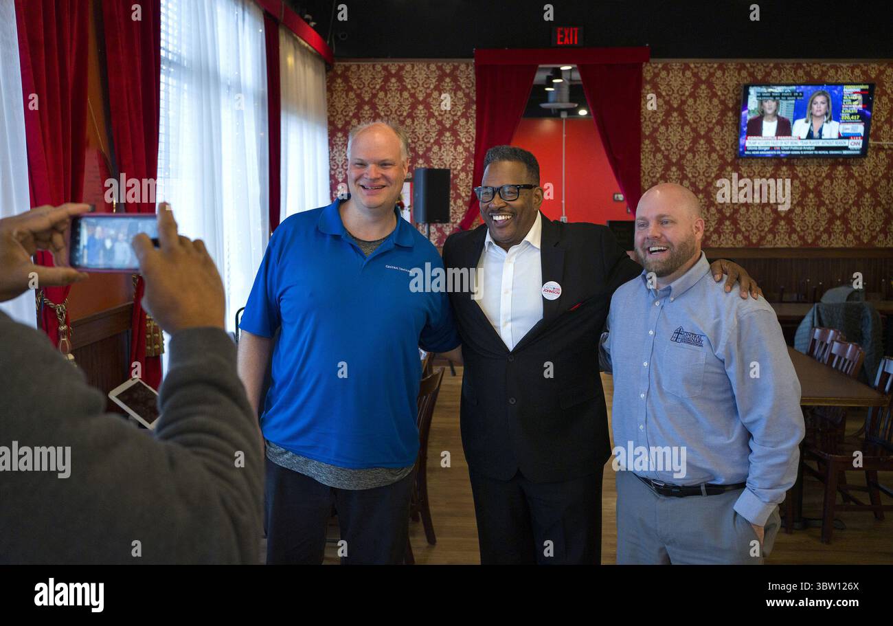 20 ottobre 2020, Golden Valley, Minnesota, Stati Uniti: Lacy Johnson ha la sua foto scattata con Daniel Day di Plymouth e Brett Williams di New Hope al Mort's Deli di Golden Valley martedì 20 ottobre 2020. Il repubblicano Johnson sta usando una grande cassa di guerra per attirare nuovi elettori dalla parte del GOP, compresi i colleghi residenti neri di North Minneapolis e quelli delusi dal primo mandato di Omar. (Immagine di credito: © TNS via cavo ZUMA) Foto Stock