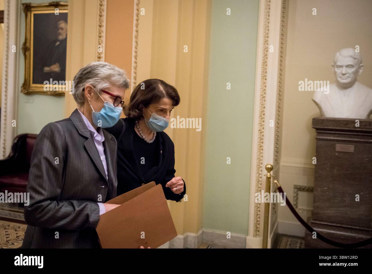 26 ottobre 2020, Washington, District of Columbia, USA: La senatrice degli Stati Uniti Dianne Feinstein (Democratica della California), destra, cammina con un membro dello staff durante il voto del Senato per confermare la giudice Amy Barrett come giudice associato della Corte Suprema degli Stati Uniti, presso il Campidoglio degli Stati Uniti a Washington, DC., lunedì 26 ottobre 2020. Credito: Rod Lamkey / CNP (immagine di credito: © Rod Lamkey/CNP tramite filo ZUMA) Foto Stock