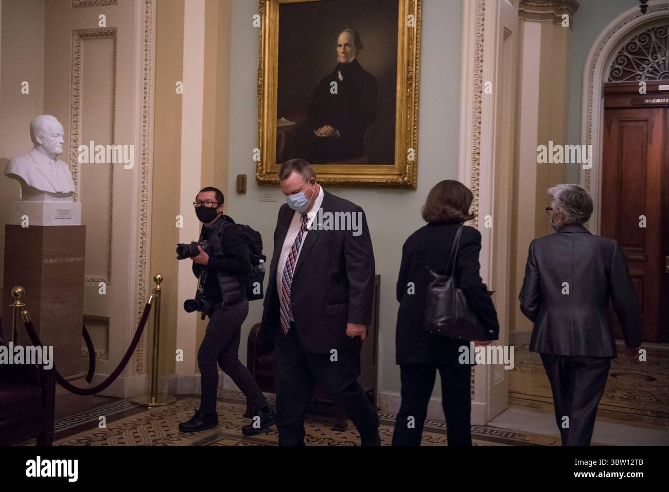 26 ottobre 2020, Washington, District of Columbia, USA: Il senatore degli Stati Uniti Jon tester (Democratico del Montana), a sinistra, passa la senatrice degli Stati Uniti Dianne Feinstein (Democratico della California), a destra, durante il voto del Senato per confermare la giudice Amy Barrett come giudice associato della Corte Suprema degli Stati Uniti, al Campidoglio degli Stati Uniti a Washington, DC., lunedì 26 ottobre 2020. Credito: Rod Lamkey / CNP (immagine di credito: © Rod Lamkey/CNP tramite filo ZUMA) Foto Stock